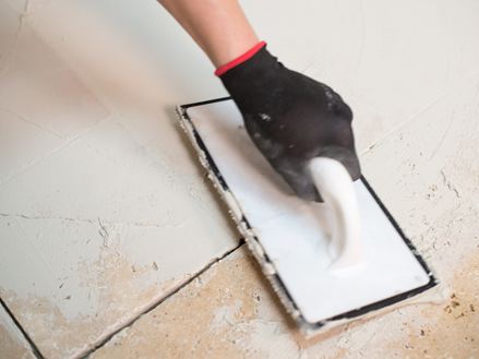 Udfyldning af huller i travertinen