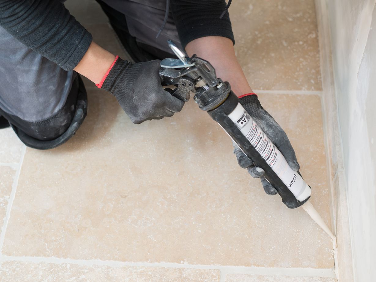 Påfør naturstenssilikone med patron