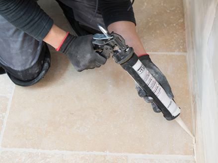 Påfør naturstenssilikone med patron