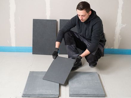 Flisemurer sorterer skiferfliser før lægning