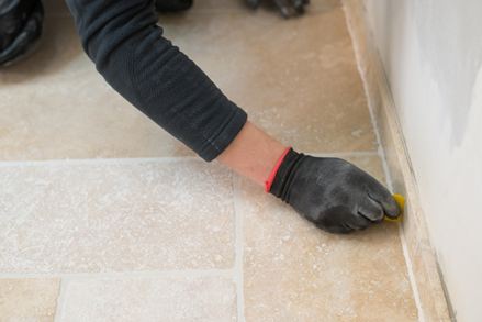 Glat silikonefugen ud med en fugeudglatter