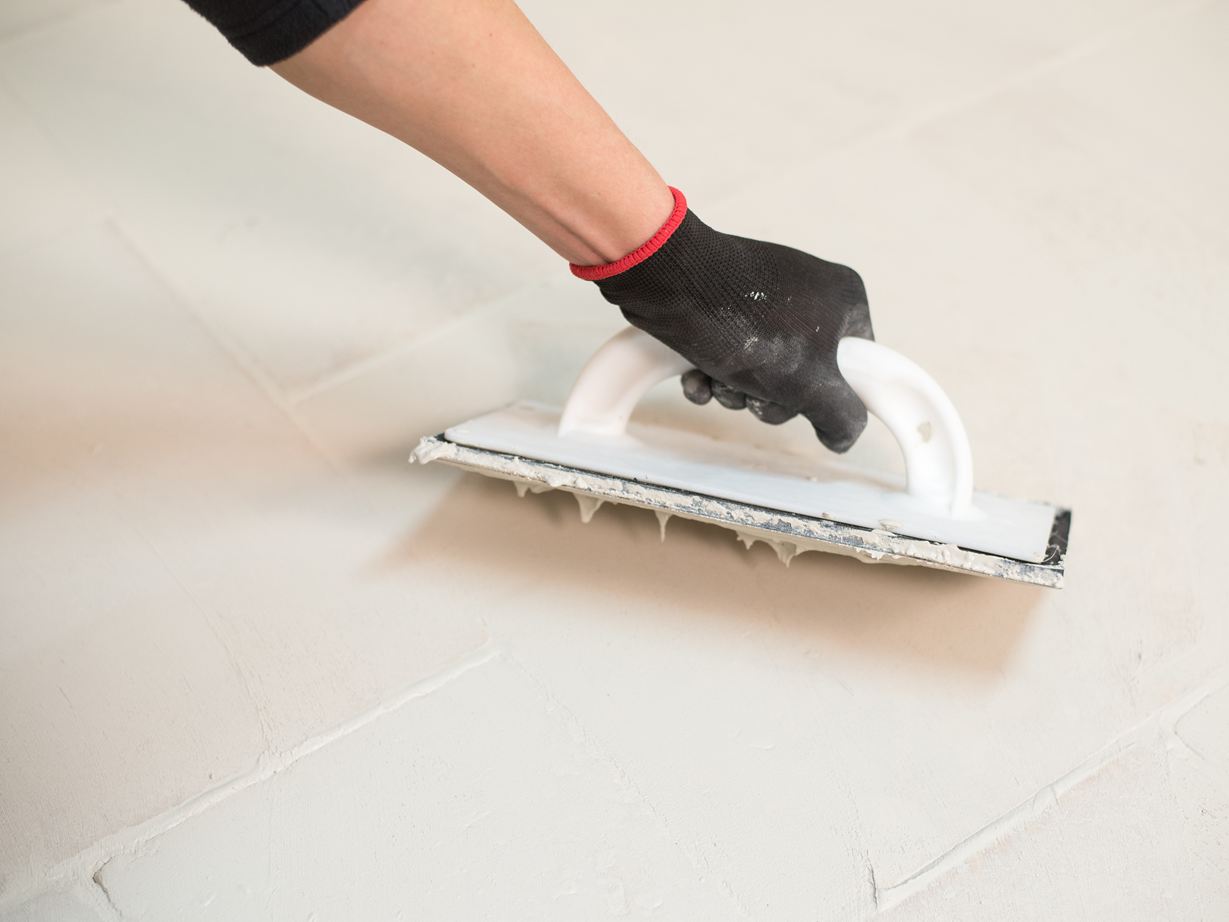 Fugning af travertingulv med én hånd