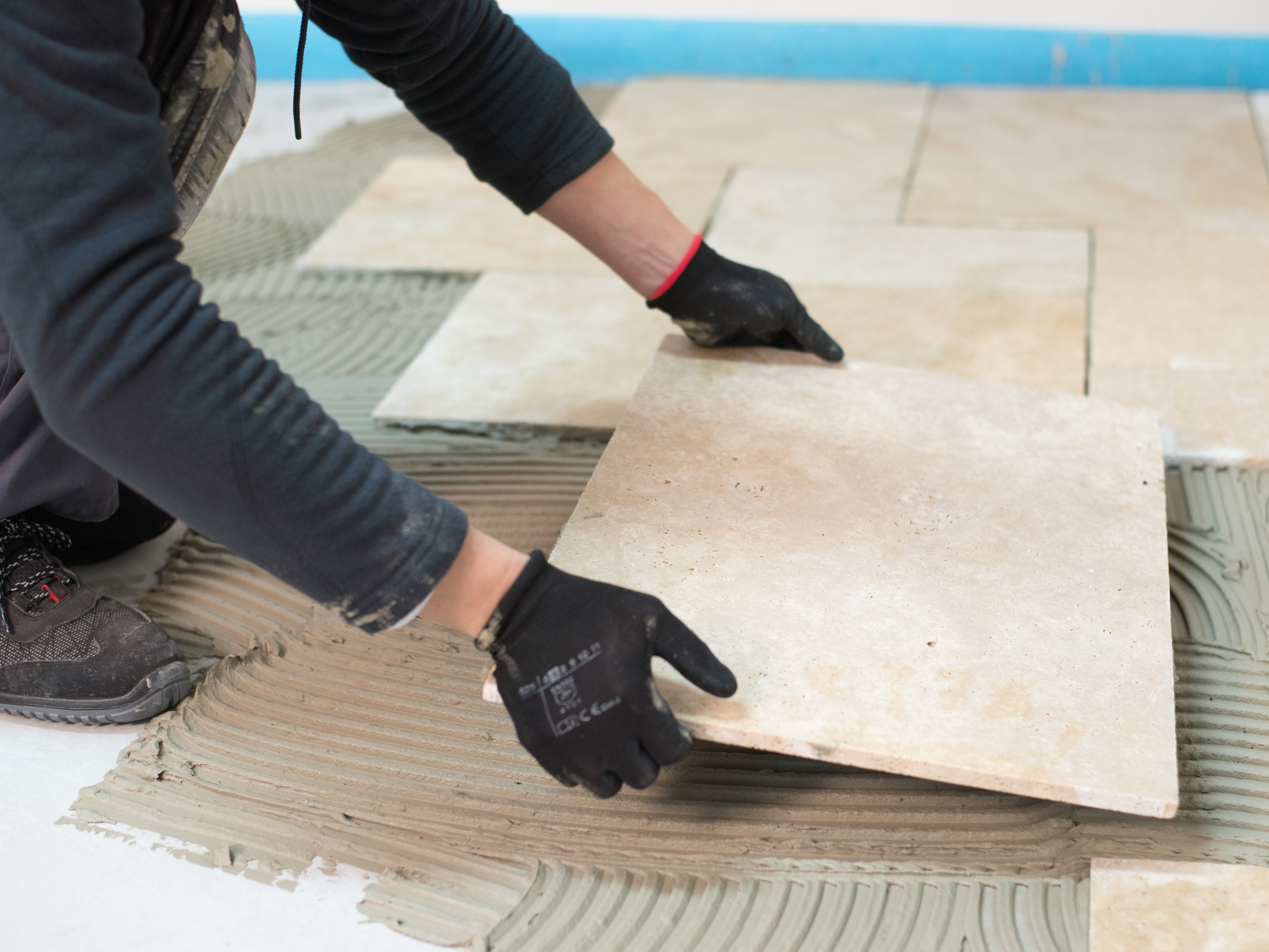 Travertinfliser lægges i klæbebeddet