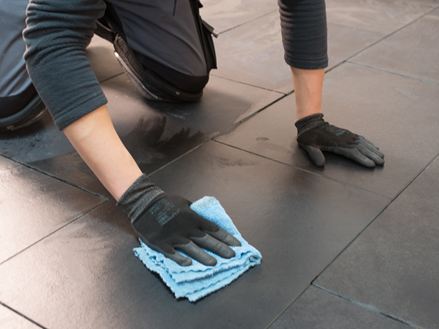 Overskydende imprægneringsmiddel tørres af med en klud