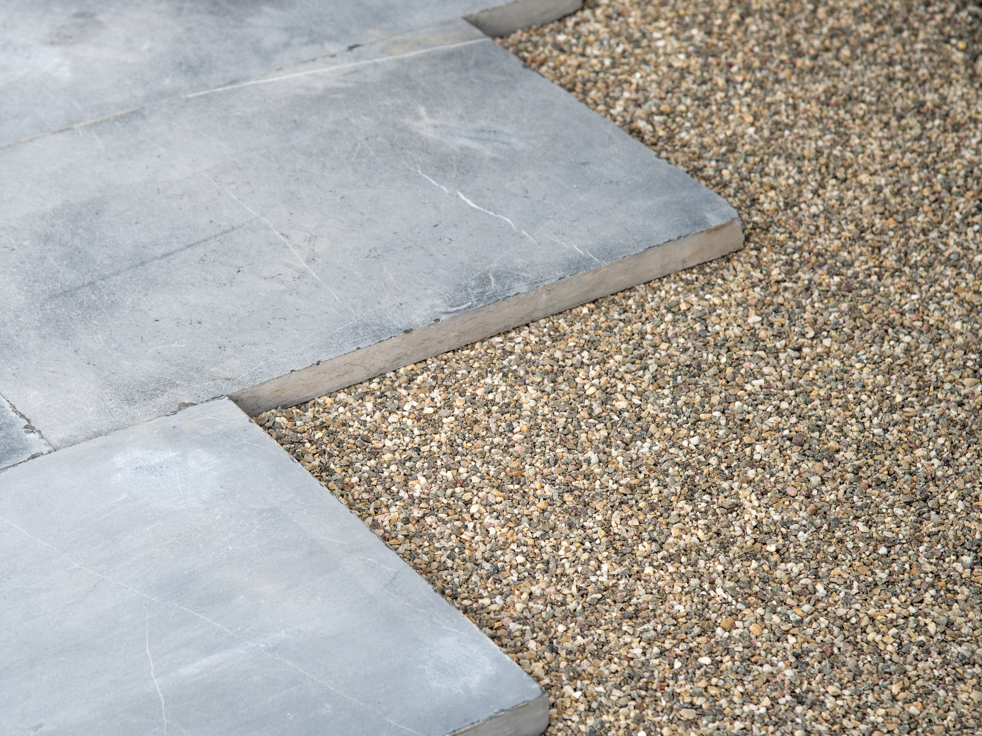 Blågrå kalkstensplader i et leje af højkvalitetsskærver