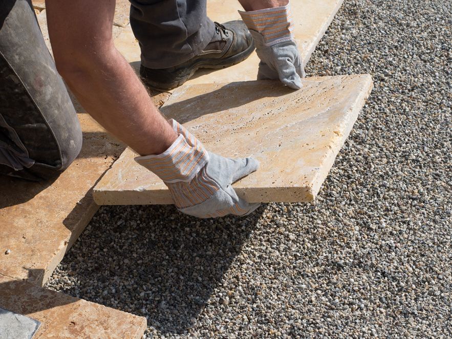 Lægning af terrasseplader af natursten i et grusbed