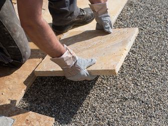 Lægning af terrasseplader af natursten i et grusbed