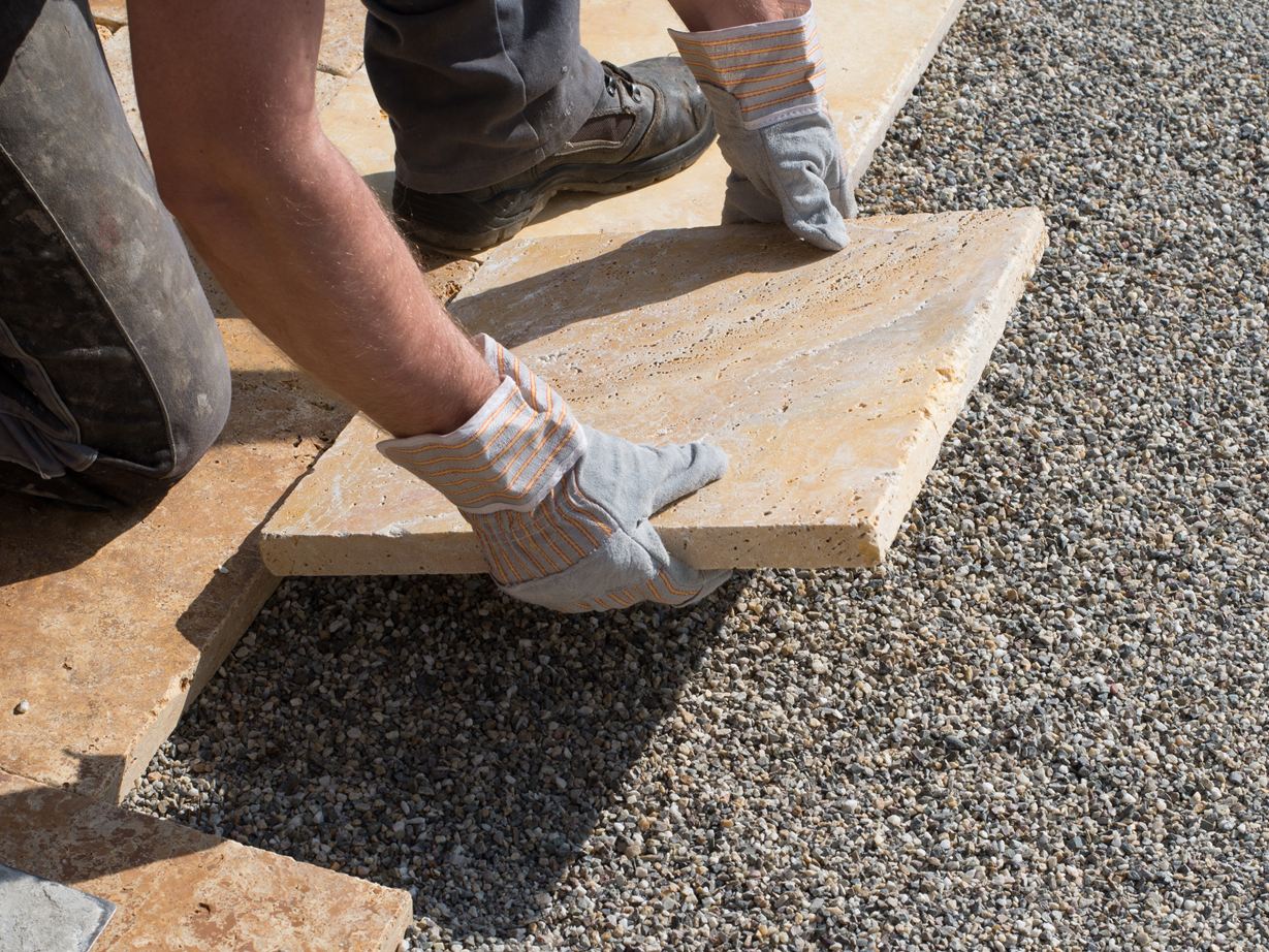 Lægning af terrasseplader af natursten i et grusbed