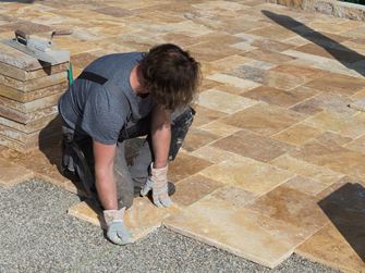 Lægning af terrasseplader i Travertine Gold