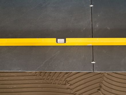 Et vaterpas bruges, når man lægger skiferfliser.