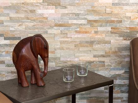 Elefantstatue foran vægpanel