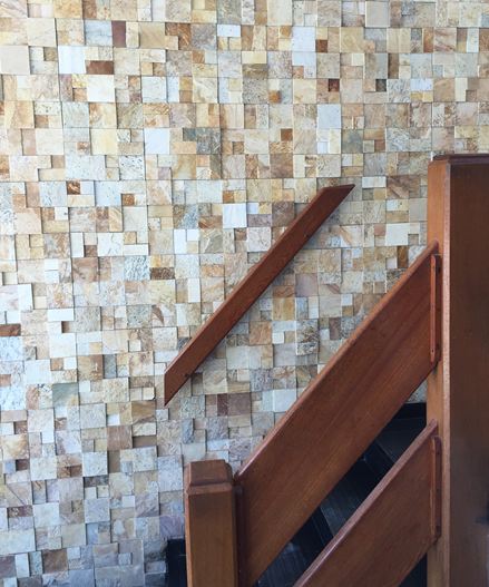 Kvartsit naturstensbelægning i trappeopgangen