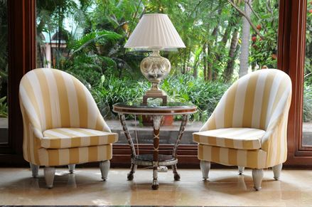 Eksotisk flair med mørkt træ og skinnende natursten: det er kolonistil!