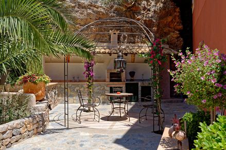 Perfekt koordineret: Filigrane jernmøbler passer perfekt ind i et middelhavsmiljø.