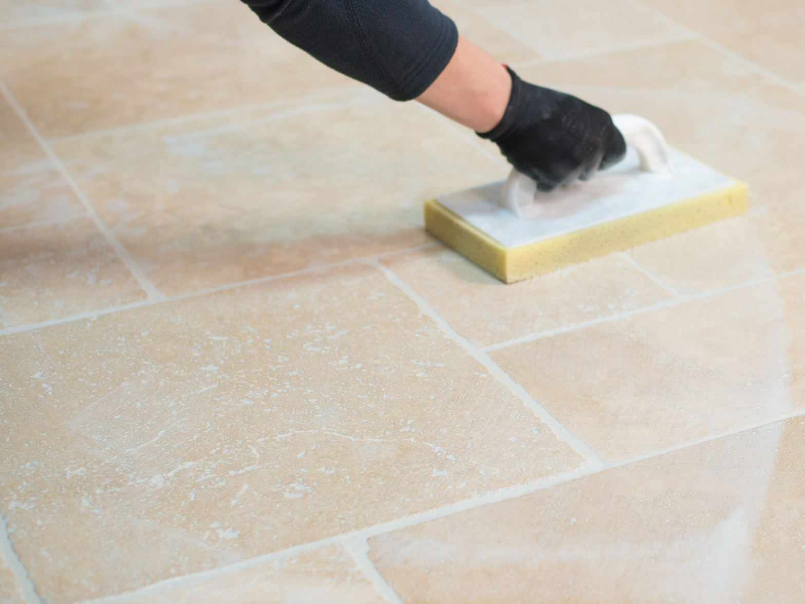 Travertinfliser rengøres efter lægning